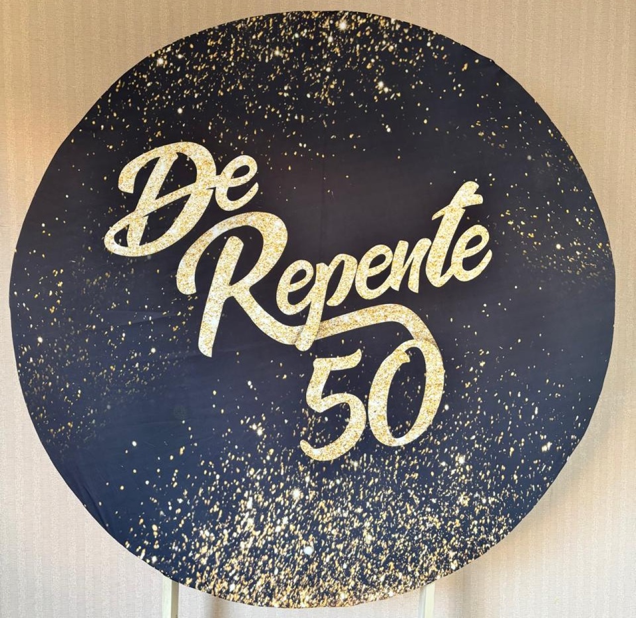 Painel Redondo de Repente 50 (Locação) - Beca Decorações
