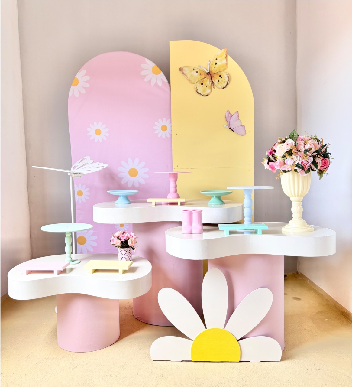 21. Margaridas Com Mesas Orgânicas  - Beca Decorações