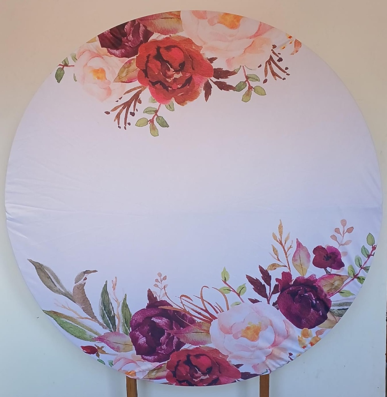 Painel Redondo Floral Vinho (Locação) - Beca Decorações