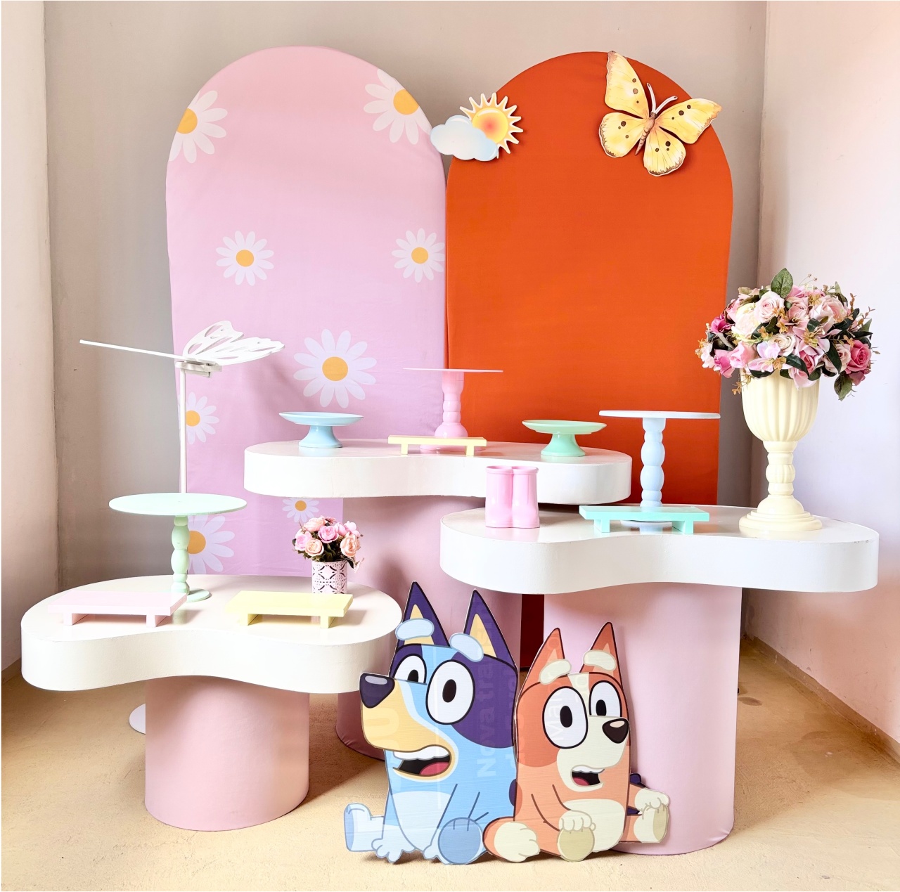 23. Bluey E Bingo Rosa Com Mesas Orgânicas  2 - Beca Decorações