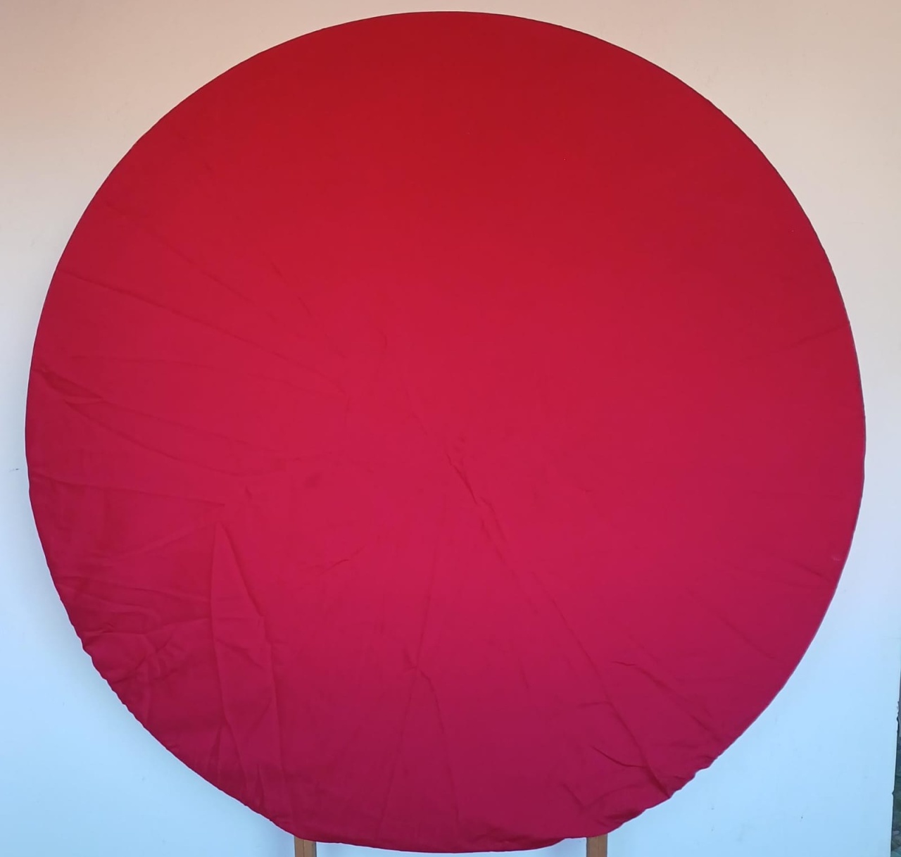 Painel Redondo Vermelho Liso (Locação) - Beca Decorações