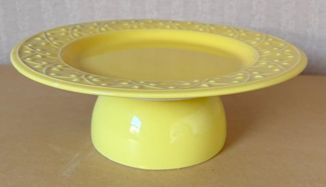 Bandeja Redonda Amarelo Ouro G (Locação) - Beca Decorações
