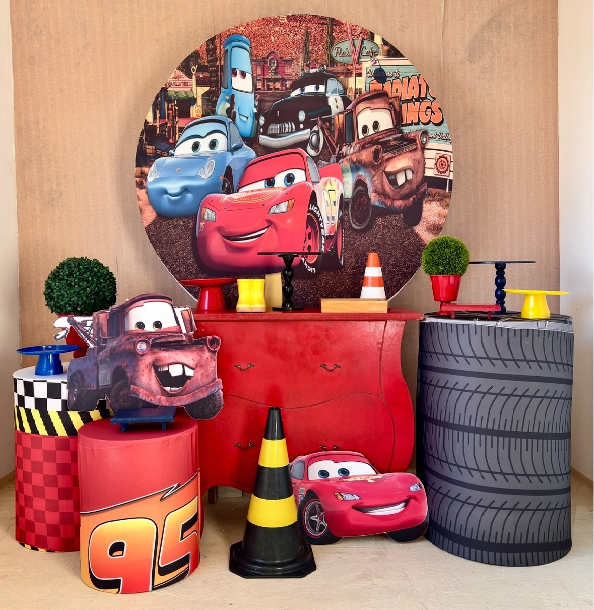 Carros Com Cômoda Vermelha  - Beca Decorações