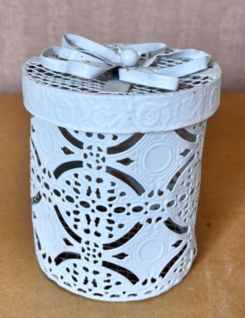 Vaso Ferro Renda Branco (Locação) - Beca Decorações