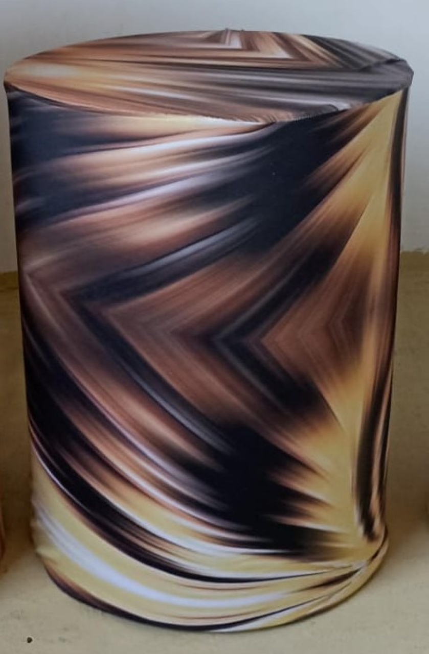 Capa de Cilindro Jato Preto Com Amarelo Abstrato M (Locação) - Beca Decorações