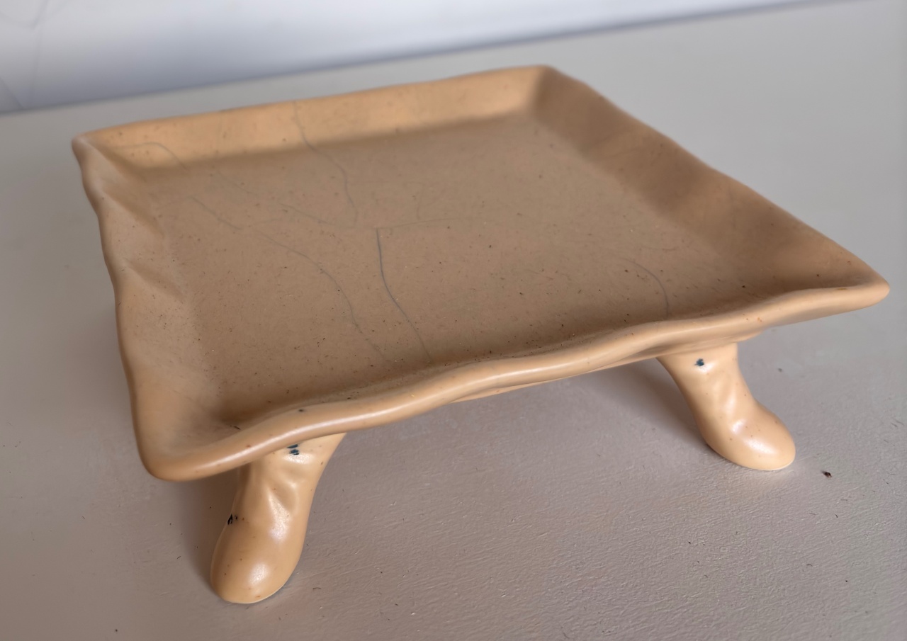 Bandeja Frisada Quadrada Bege (Locada) - Beca Decorações