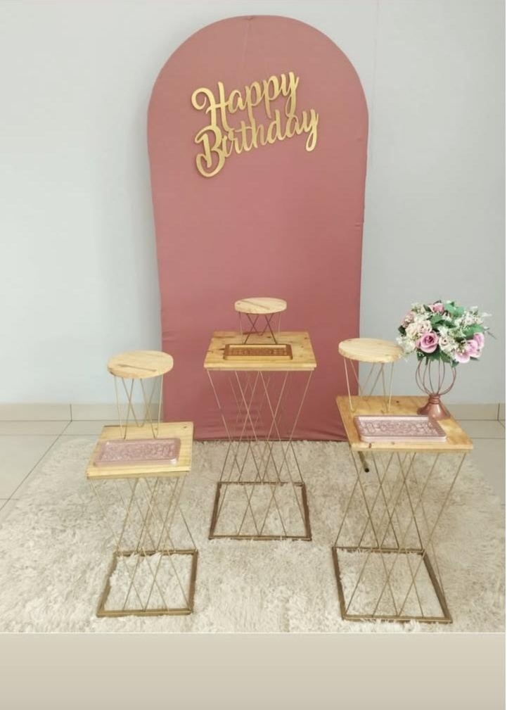 Kit Básico - Happy Birthday - Painel Romano - Bonequinha Preta Festas