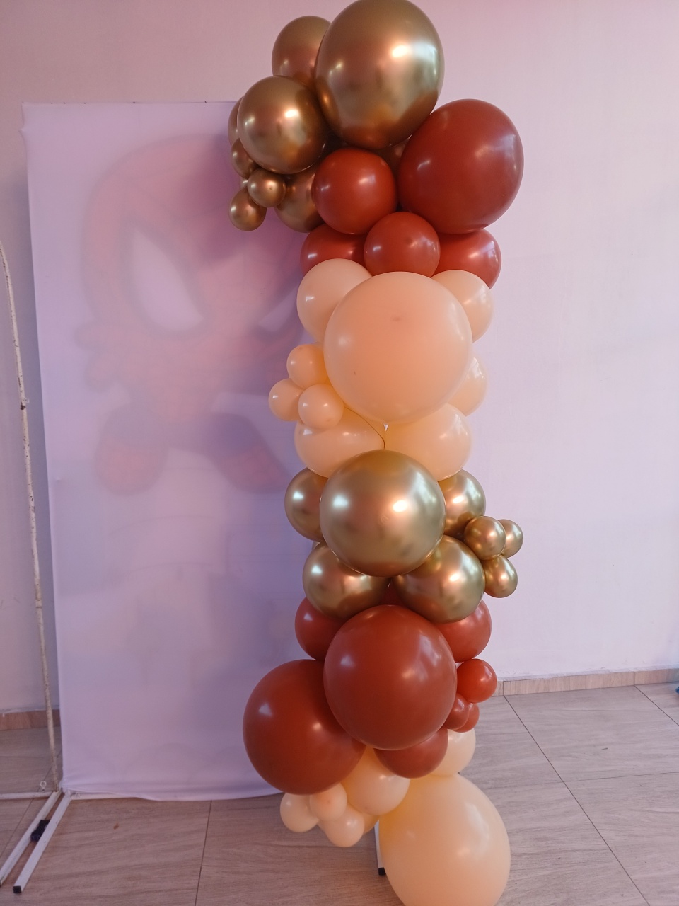 Arco de Balões Orgânico (3 Cores,Sendo 1 Metalizado Tamanho G) - Bella decor by Tamires