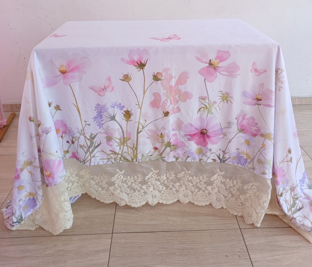 Toalha de Mesa Jardim Borboletas Com Babado de Renda  - Bella decor by Tamires