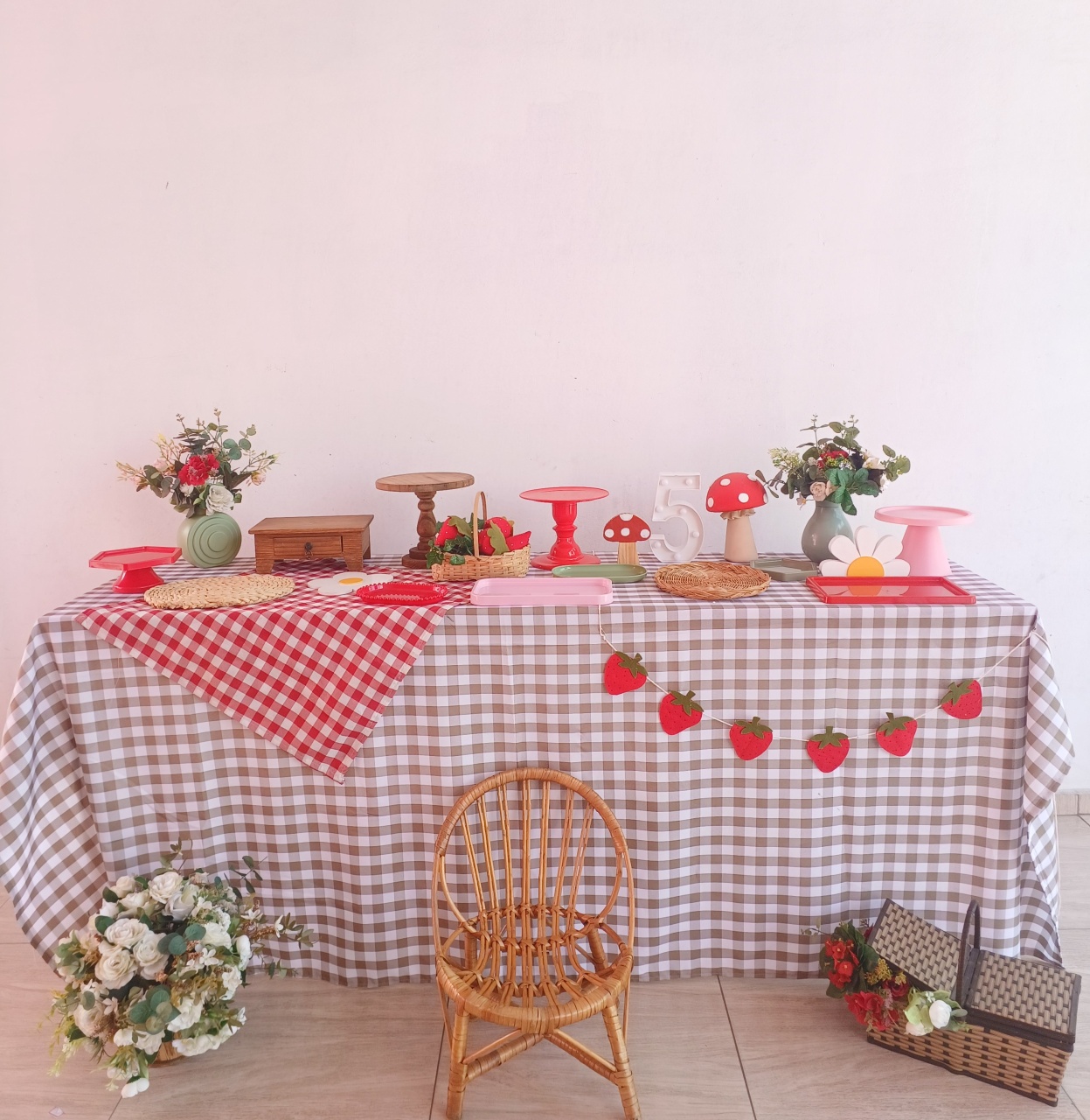 Composição Completa Piquenique Moranguinho Mesa Dupla Com Toalha  - Bella decor by Tamires