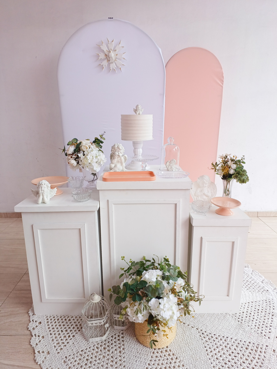 Batizado Branco E Salmão  - Bella decor by Tamires