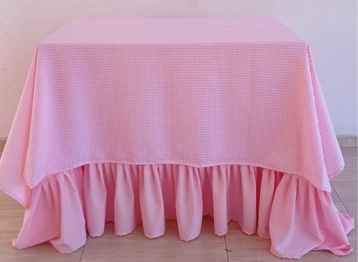 Toalha de Mesa Babado Rosa Liso Sobreposição Xadrez Rosa  - Bella decor by Tamires