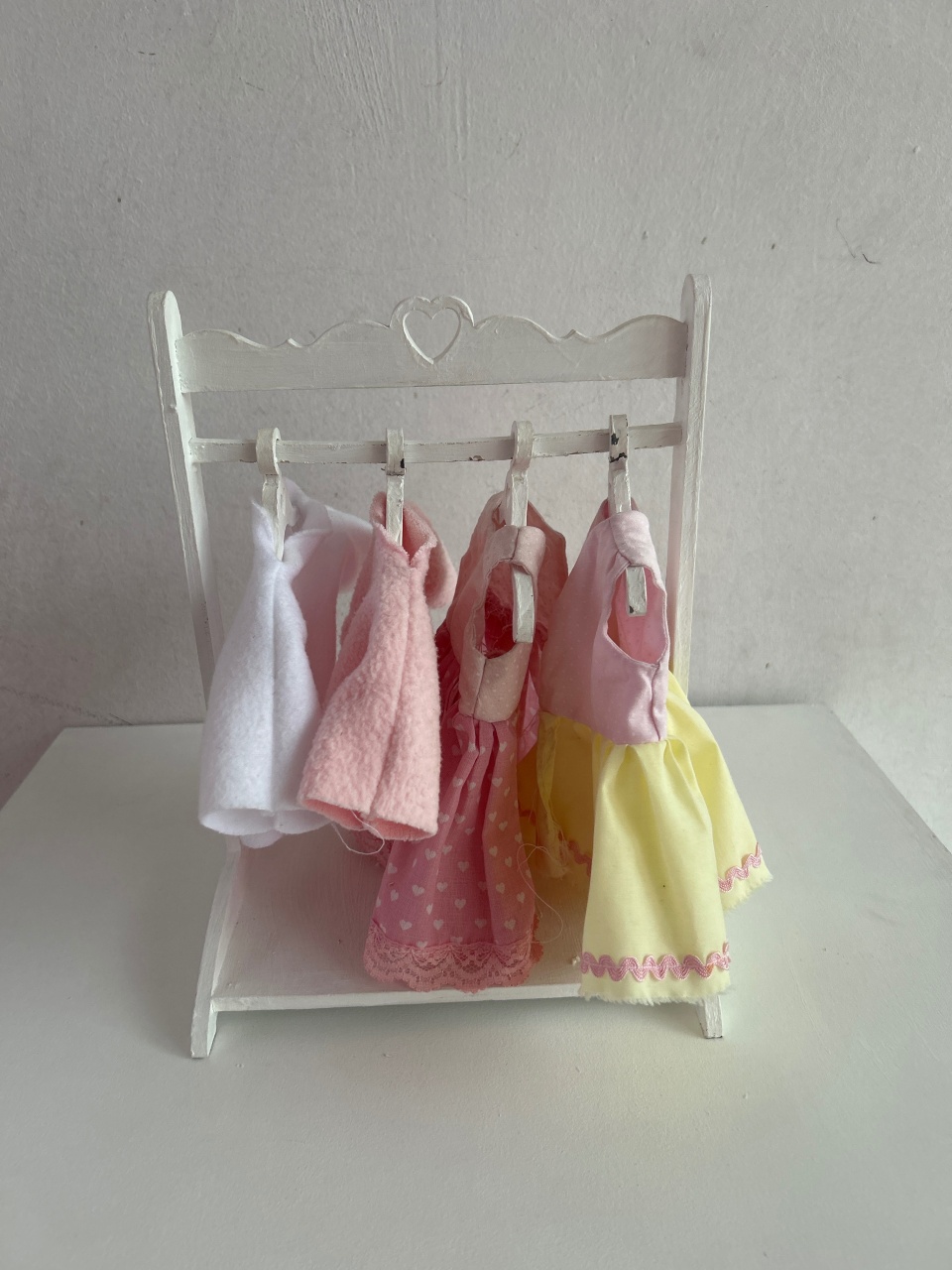 Cabide Roupinhas de Boneca  - Bella decor by Tamires