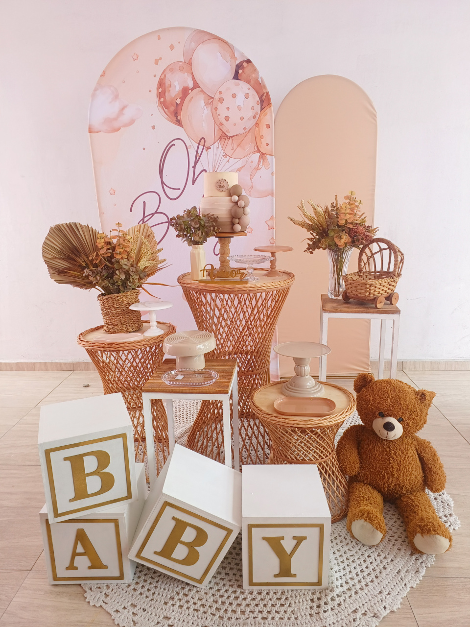 Cha Revelação Com Mesas Em Vime Urso Caramelo  - Bella decor by Tamires