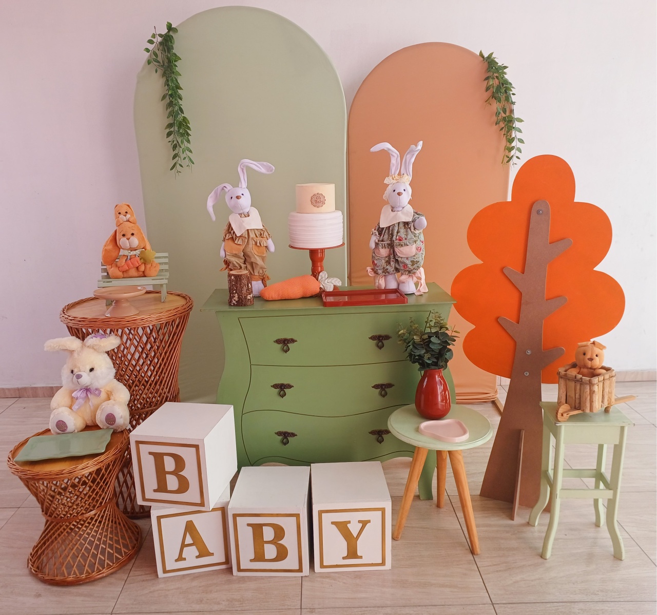Cha Revelação Vime Coelho Lilas E Laranja (Composição) - Bella decor by Tamires
