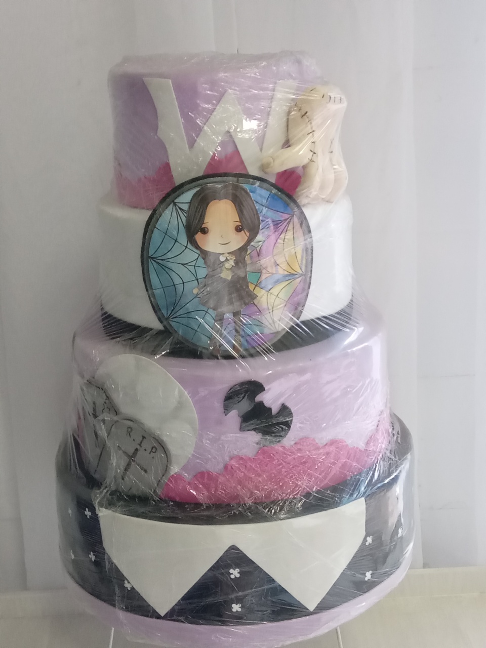 Bolo Cenográfico Wandinha  - LIS FESTAS E LOCAÇÕES