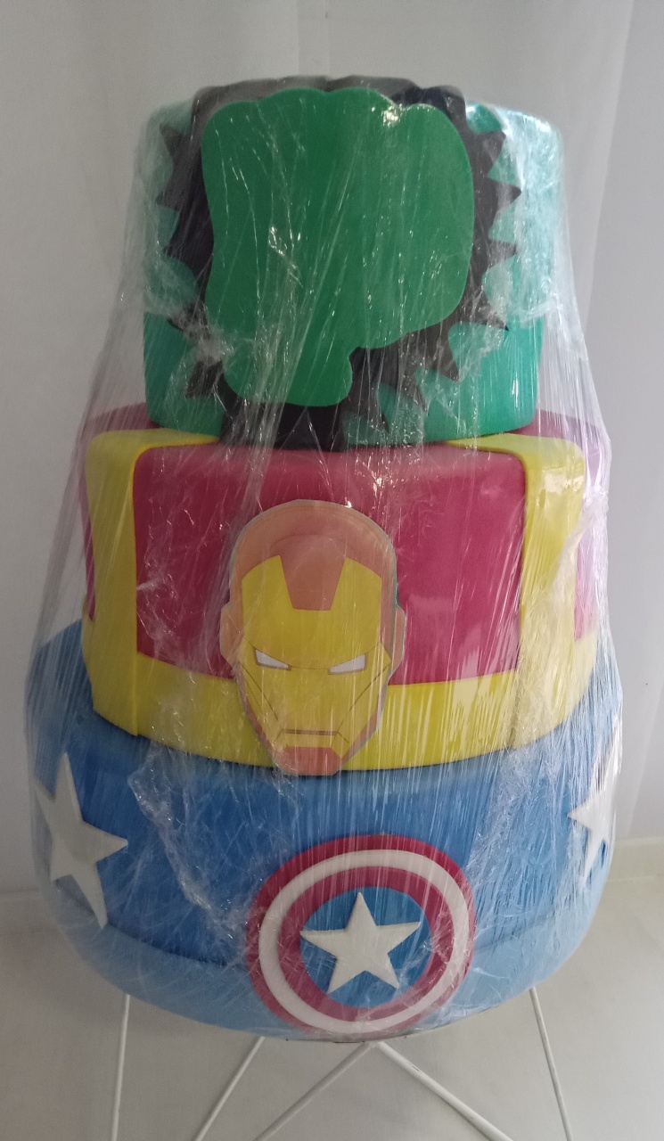 Bolo Cenográfico Vingadores - LIS FESTAS E LOCAÇÕES