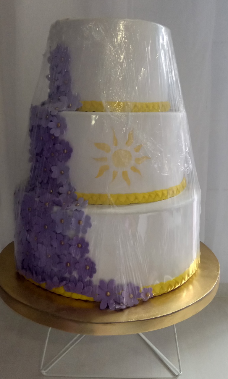 Bolo Cenográfico Rapunzel - LIS FESTAS E LOCAÇÕES