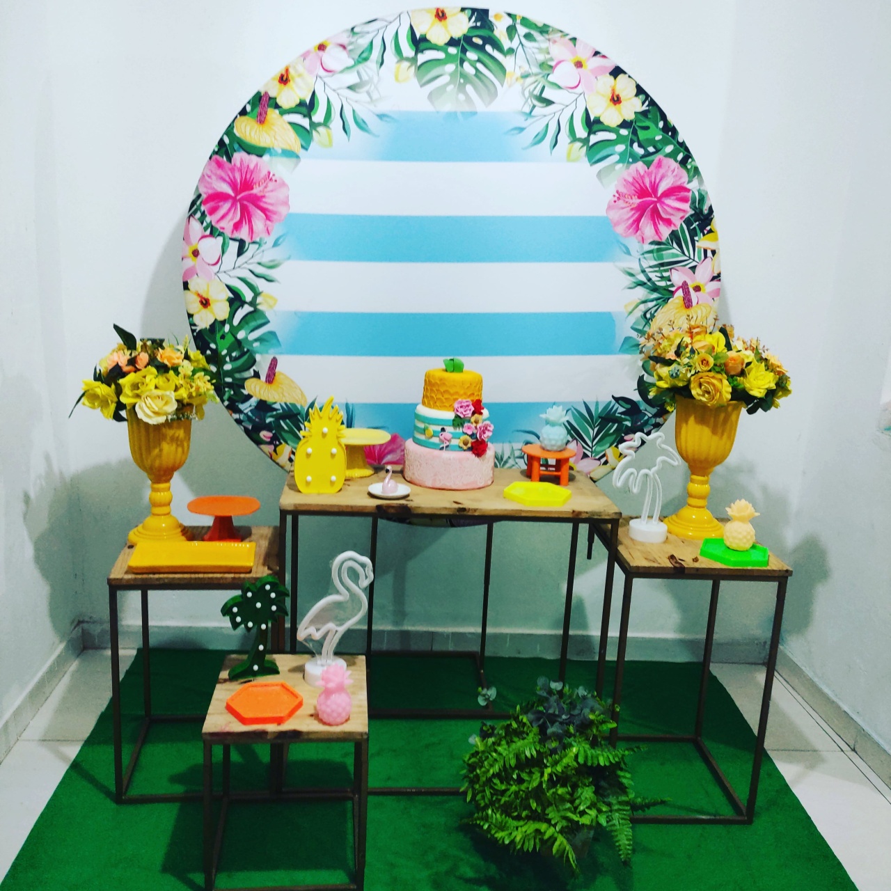 Tropical Kit Pegue E Monte - Plus - LIS FESTAS E LOCAÇÕES