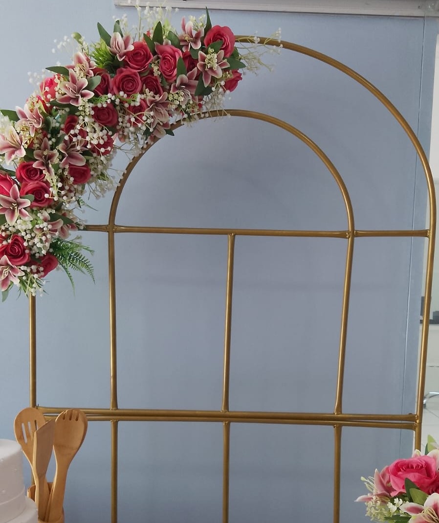 Arco Janela Dourado - Arte e Cia Festas