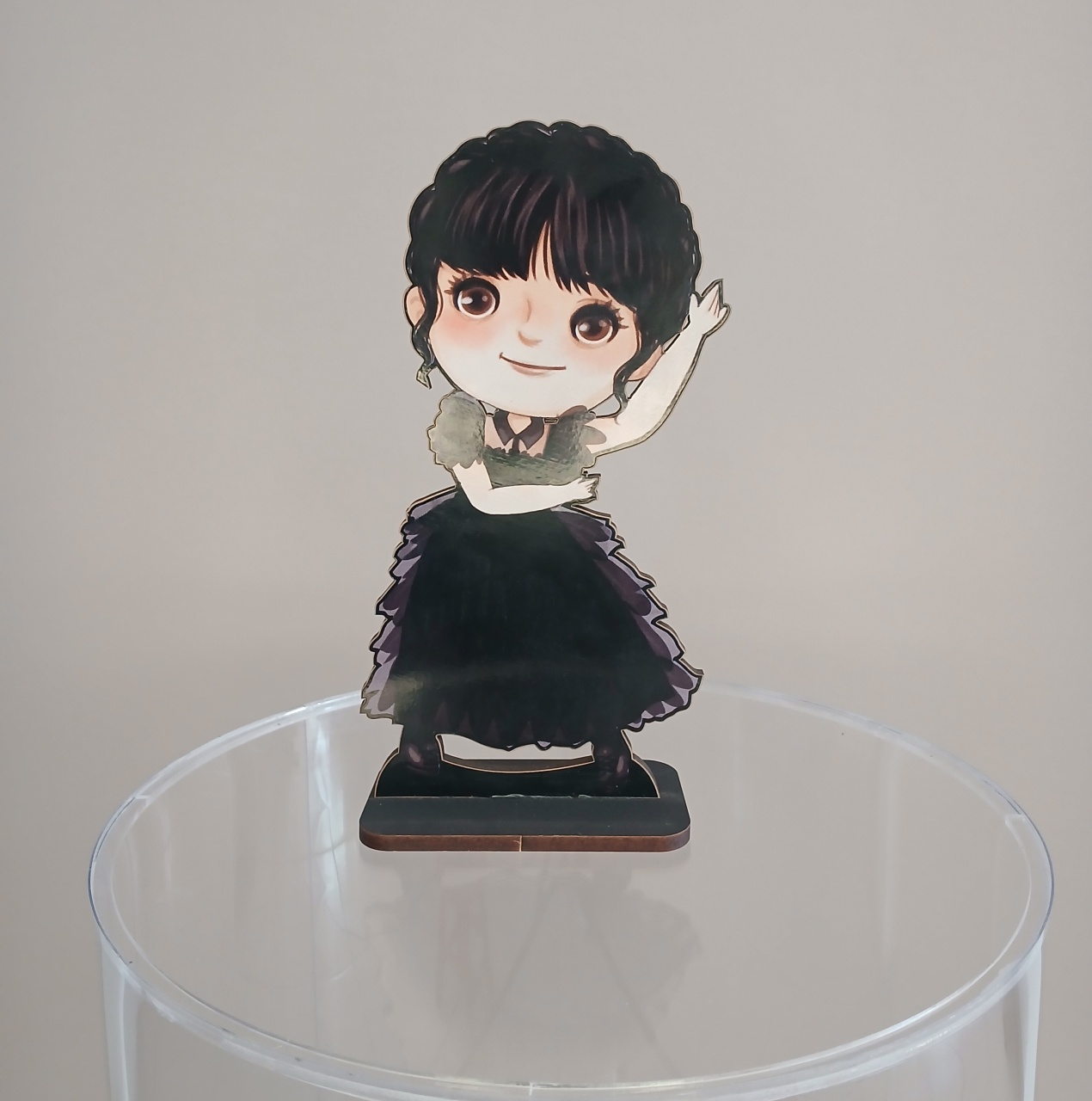 Enfeite de Mesa - Wandinha - Mdf  - adolettalocacoes