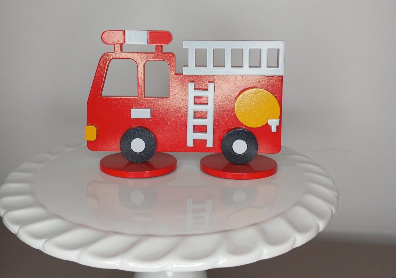 Enfeite de Mesa - Bombeiro Caminhão- Mdf  - adolettalocacoes