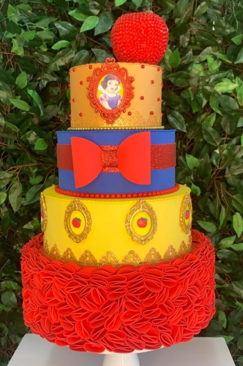 Bolo Cenográfico Branca de Neve  - adolettalocacoes