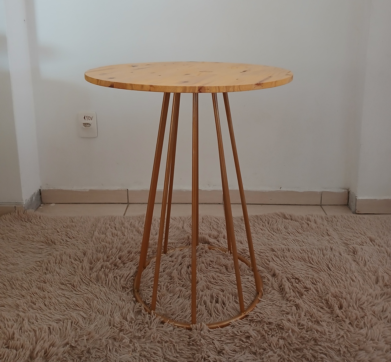 Mesa Cone Dourada M - adolettalocacoes