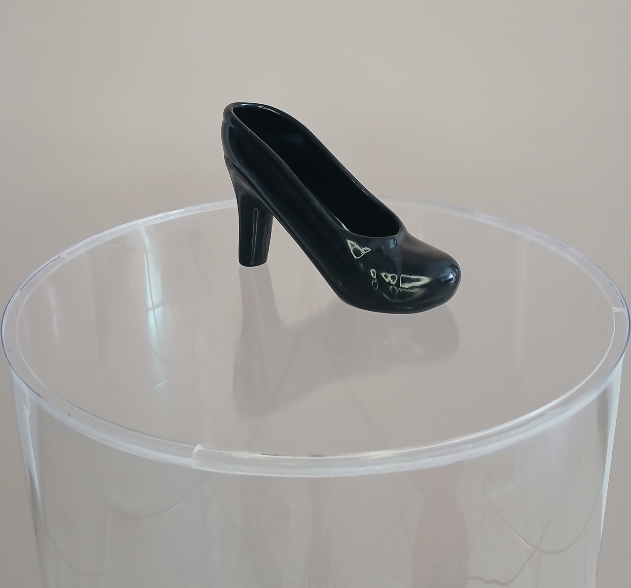 Enfeite de Mesa Porcelana- Sapato Wandinha  - adolettalocacoes