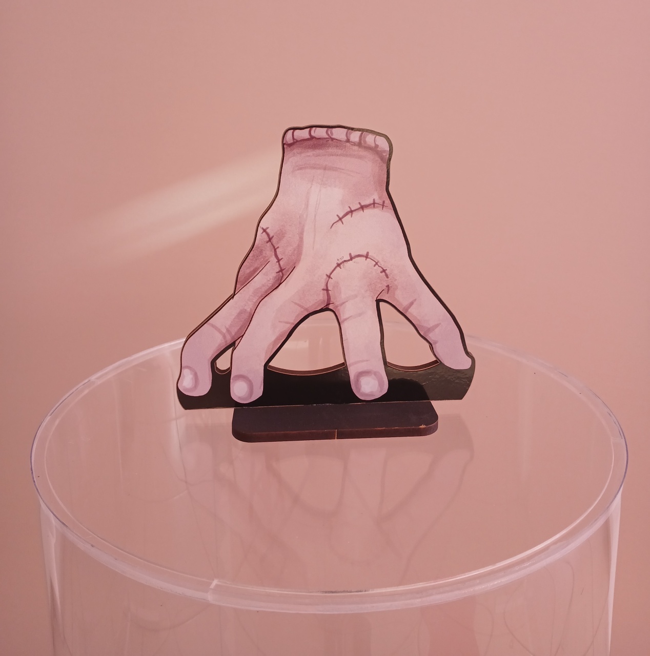 Enfeite de Mesa - Mãozinha Wandinha - Mdf  - adolettalocacoes