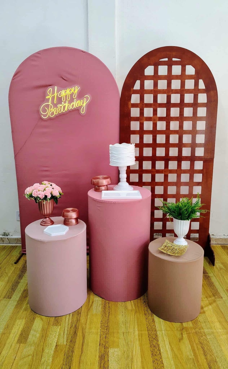 Composição Rose C/ Painel Treliça E Led - CARLA CHIESA FESTAS