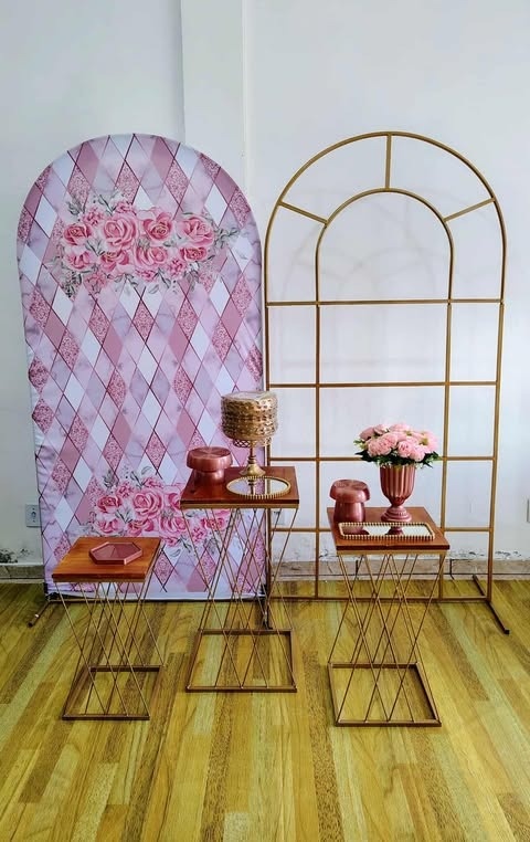 Kit Floral Geométrico C/ Painel Dourado - CARLA CHIESA FESTAS