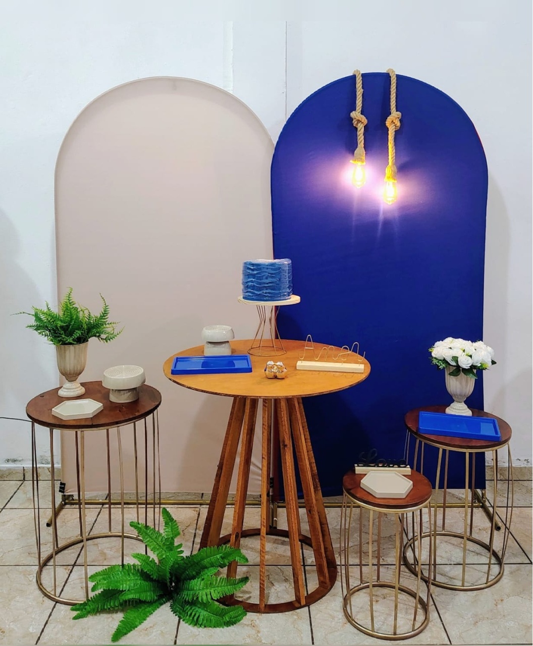 Composição C/ Painel Romano Azul Royal E Bege C/ Mesa Cone - CARLA CHIESA FESTAS