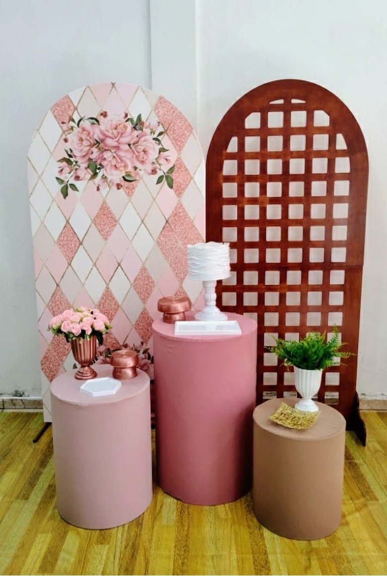 Composição Floral Rose C/ Painel Treliça - CARLA CHIESA FESTAS