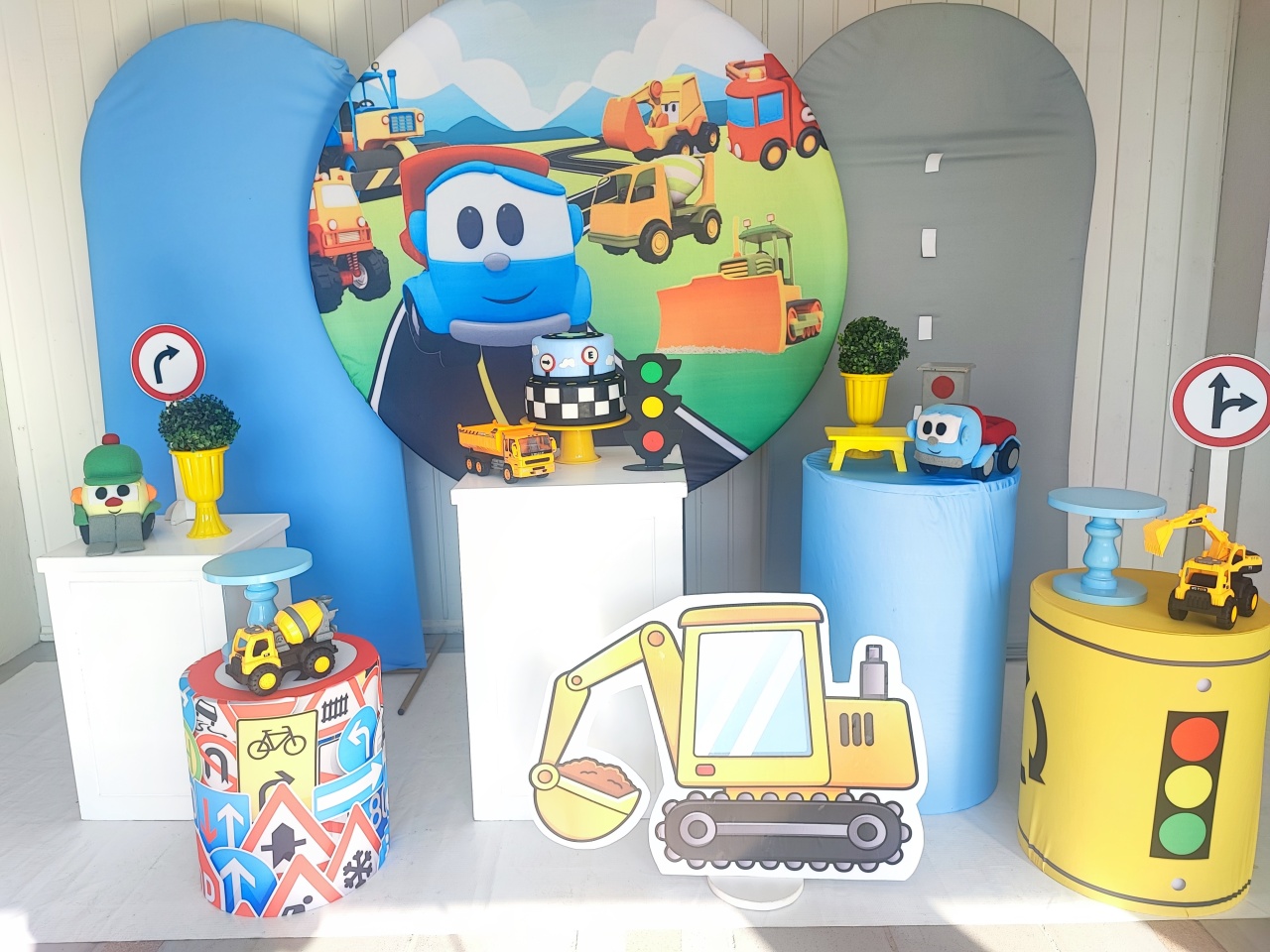 Kit Léo O Caminhão  Opçao Plus - Elisete Festas Kit Pegue e Monte