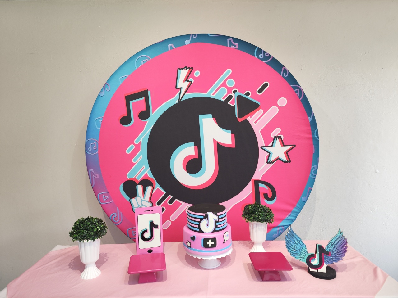 Kit Tik Tok  ( Colorido ) Opçao 1 - Elisete Festas Kit Pegue e Monte
