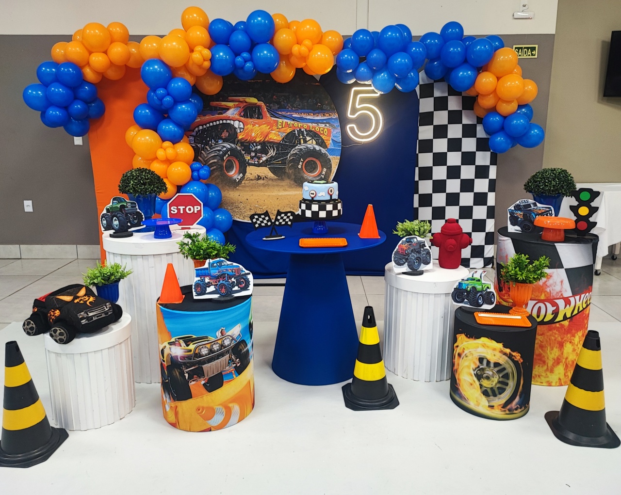 Montagem Monsters Truck 2 - Elisete Festas Kit Pegue e Monte