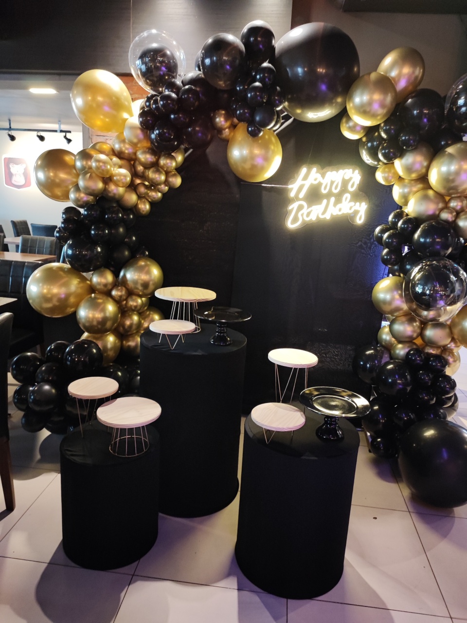 Montagem Preto E Dourado - Elisete Festas Kit Pegue e Monte
