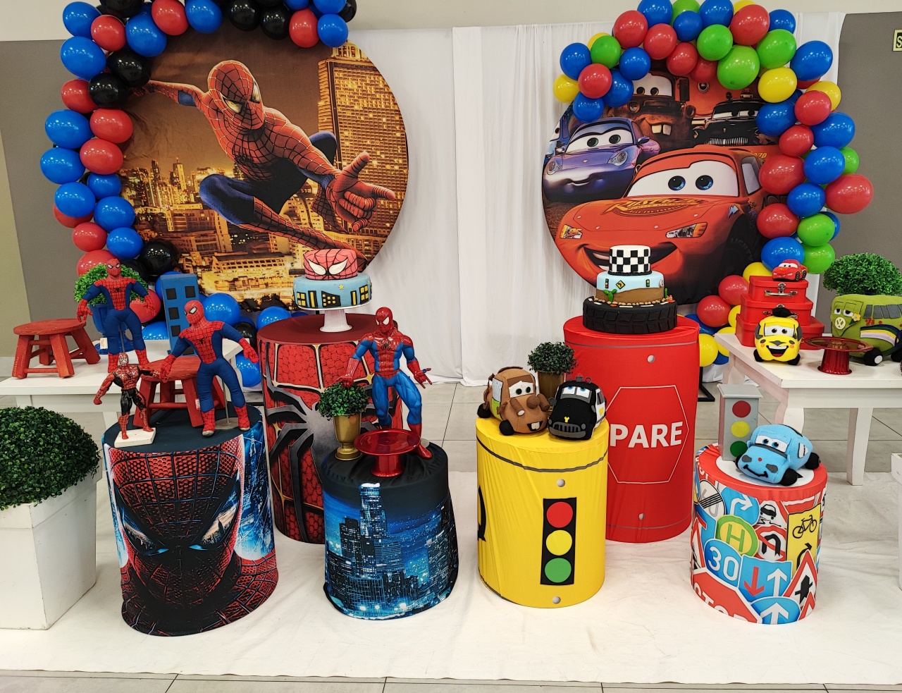 Montagem Cenário Duplo Carros Macquem E Homeme Aranha  - Elisete Festas Kit Pegue e Monte