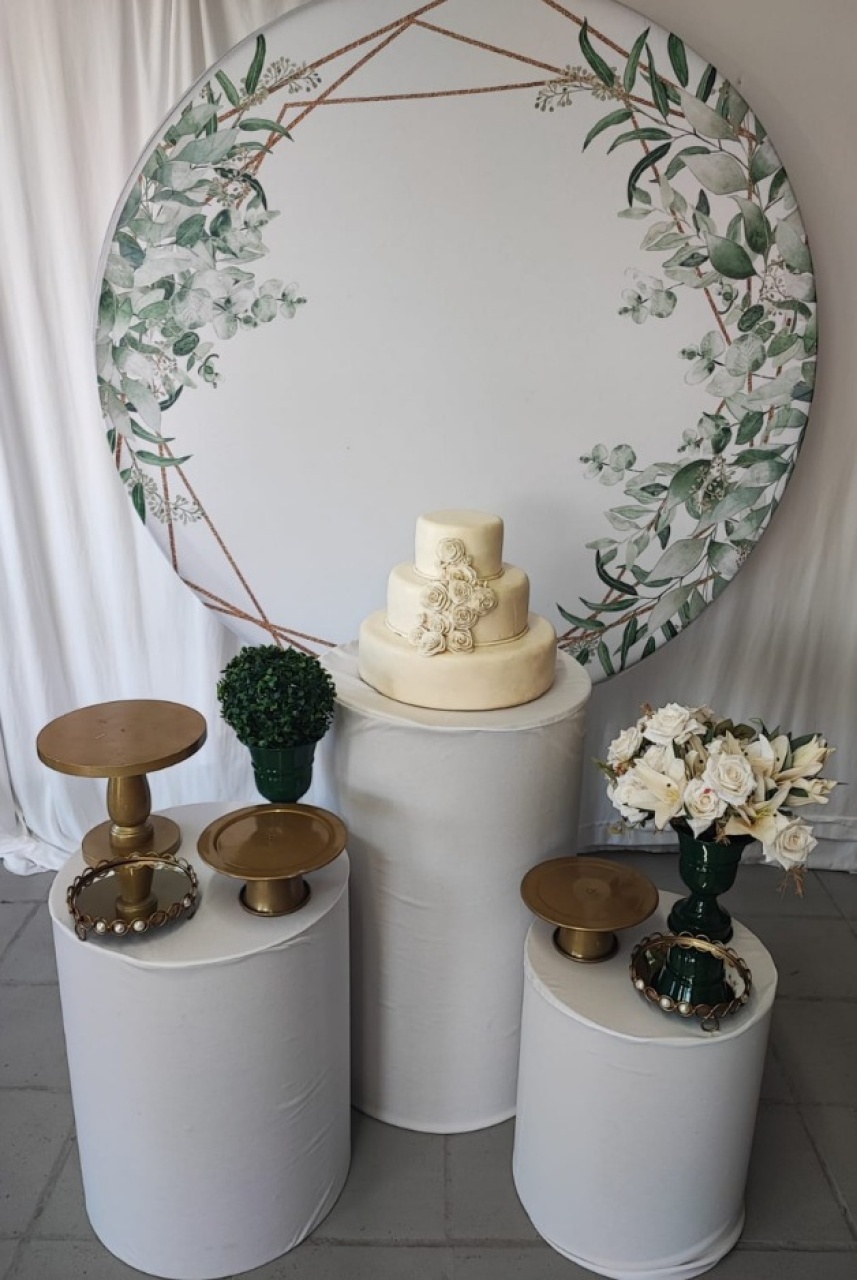 Kit Adulto Branco Com Flores Verdes - Opção 2  - Elisete Festas Kit Pegue e Monte
