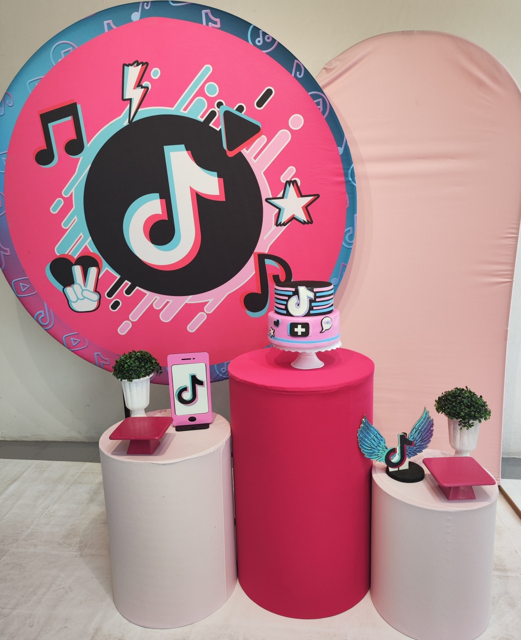 Kit Tik Tok Colorido Opção Plus  - Elisete Festas Kit Pegue e Monte