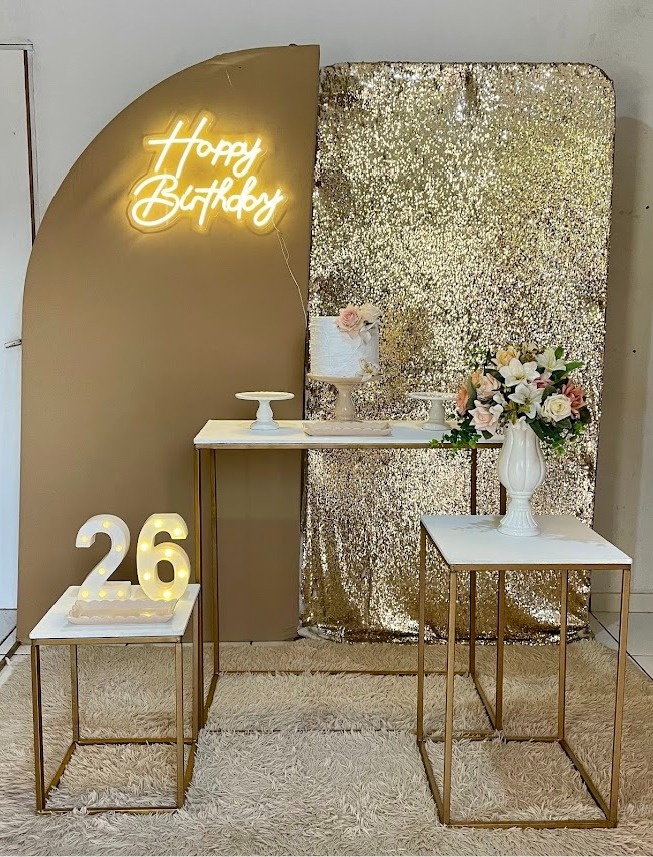 Composição Nude E Dourado - Cantinho Da Alegria Festas