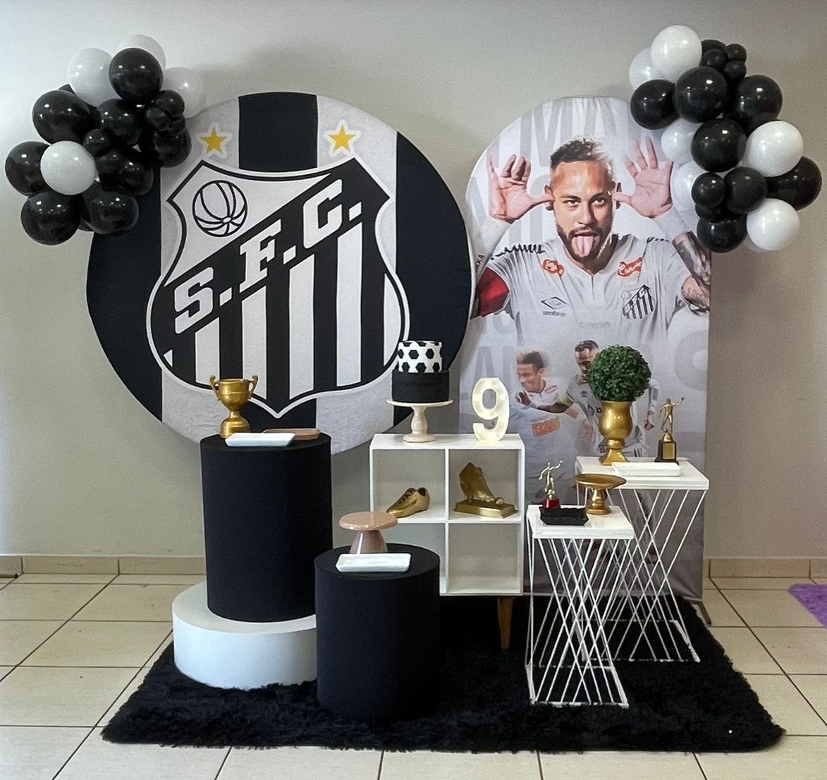 Composição Neymar Com Balões de Brinde  - Cantinho Da Alegria Festas