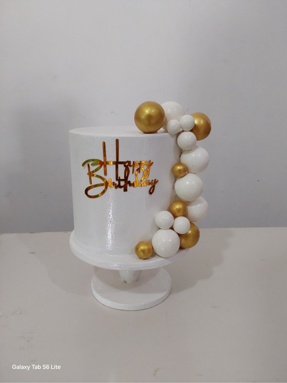 Mini Bolo Branco/Dourado - PEGUE E MONTE DA DRYCA 