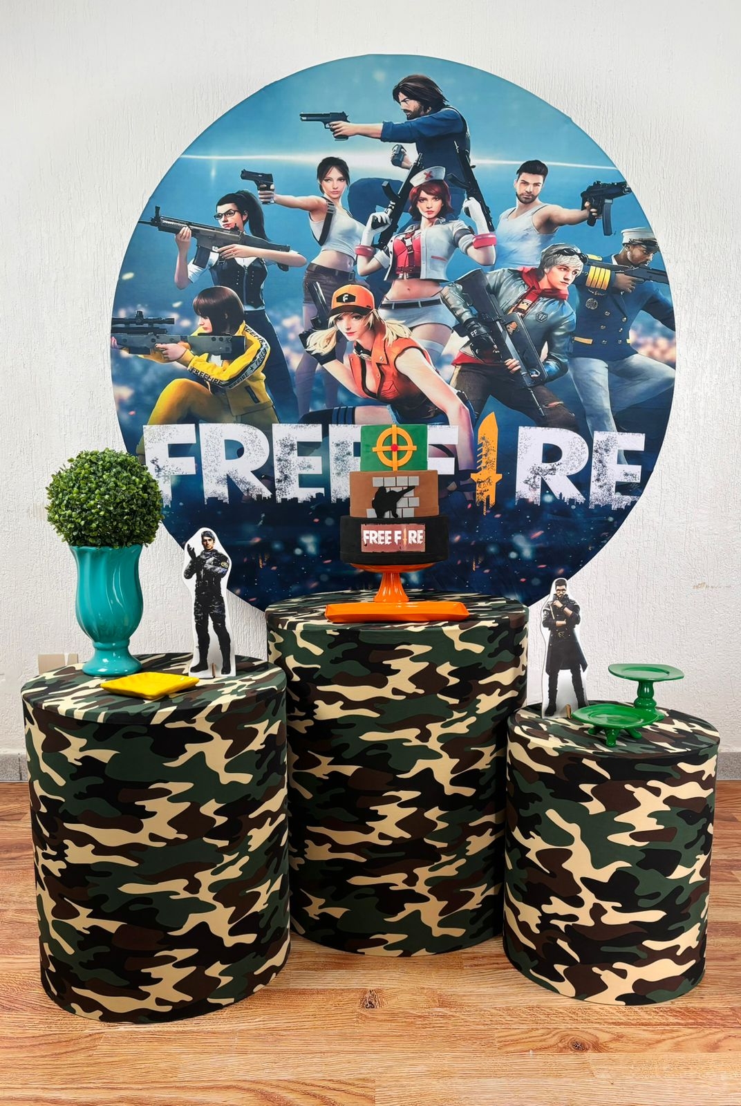Kit Pegue E Monte Free Fire (Prata) - maya.locacoes