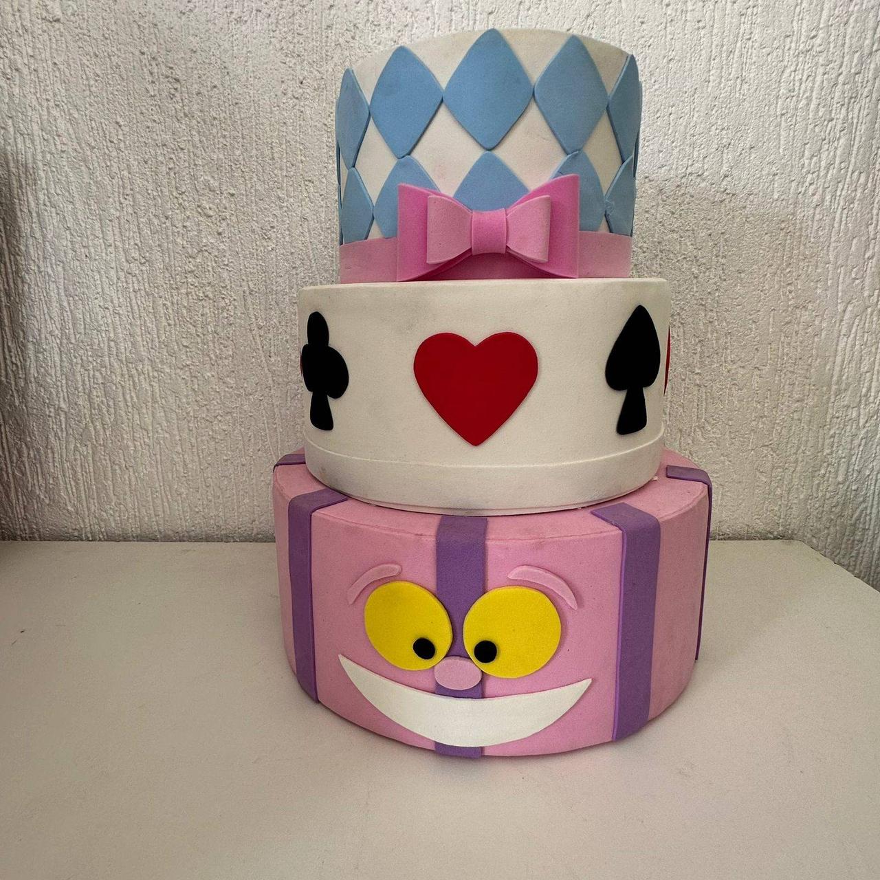Bolo Fake Alice - Bolo Fake - maya.locacoes