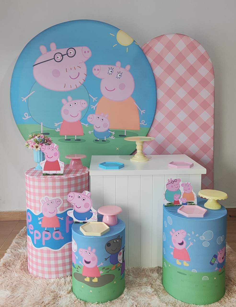 Peppa Pig Com Painel Romano - Gi Festas  Pegue e Monte
