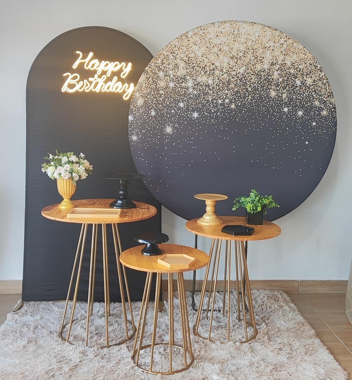 Gliter Preto E Dourado Com Painel Romano - Gi Festas  Pegue e Monte