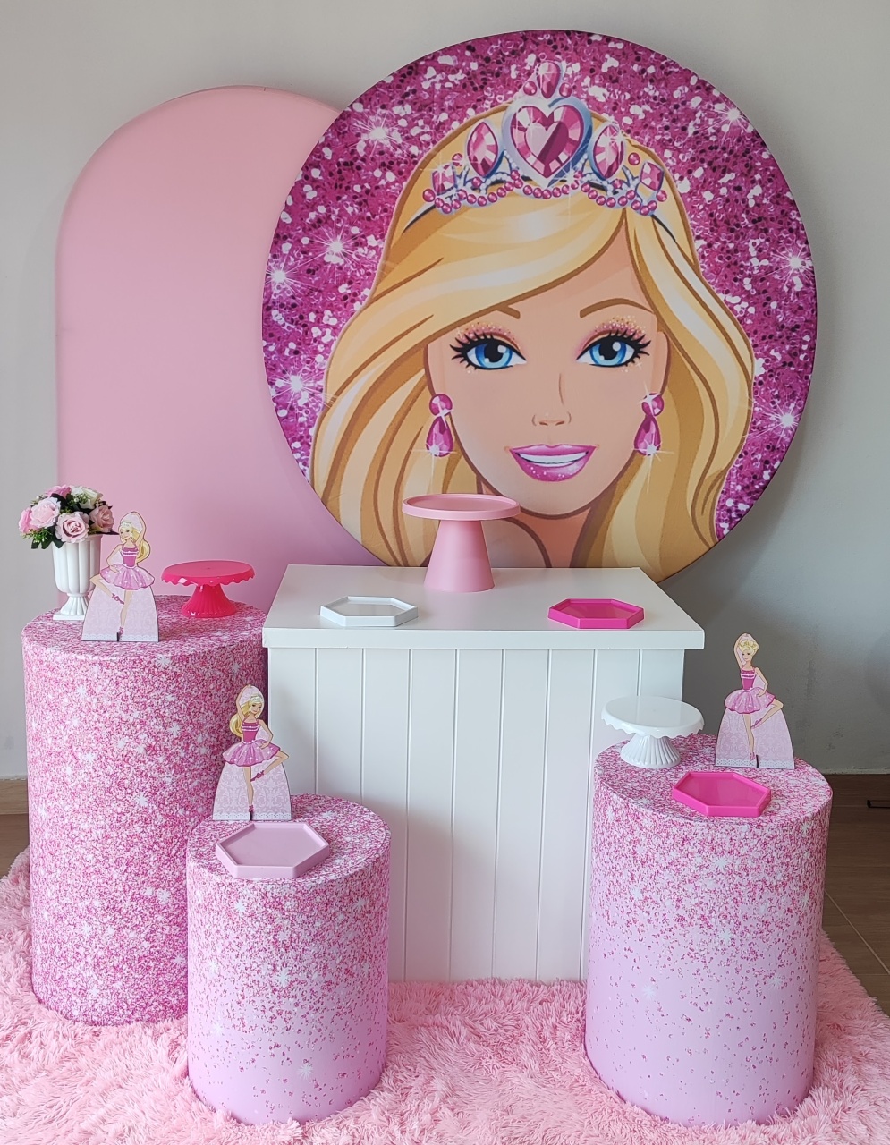 Barbie Com Painel Romano - Gi Festas  Pegue e Monte