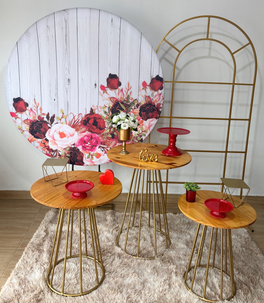 Floral Vermelho Com Mesas Redondas - Gi Festas  Pegue e Monte